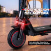 Scooter eléctrico con suspensión delantera roja y negra en plaza urbana